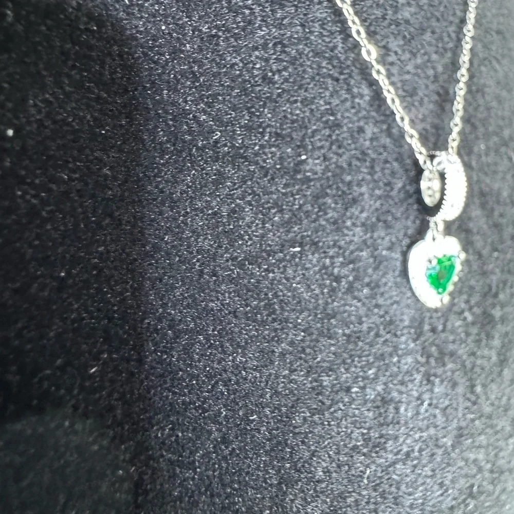 Elegant Silver Necklace with Green Heart Pendant - Picture 4 of 6